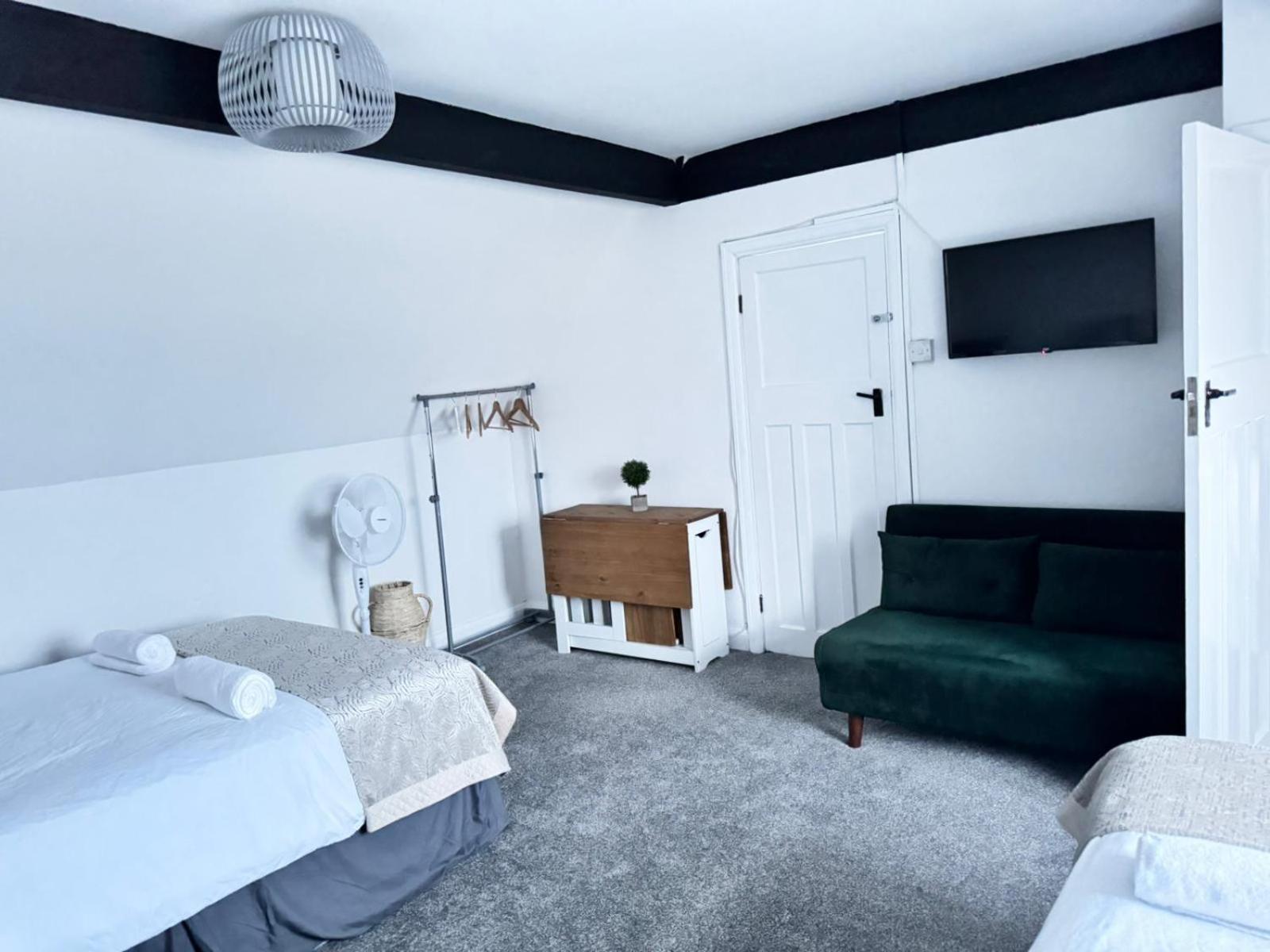 Shm Stays Solihull Hs2 Nec Airport Nr M6 M40 M42 Great For Long & Short Stays 15 Min Walk To Train Station 5 Min Drive To Town Centre Outside Bus Stops & Supermarket Free Parking Bagian luar foto
